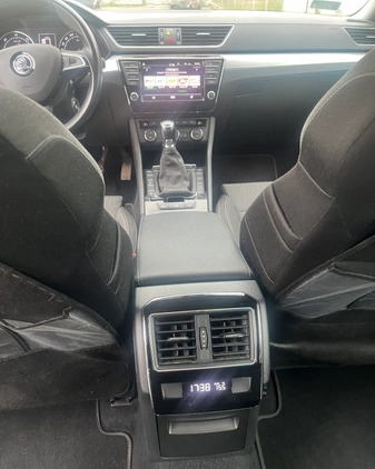 Skoda Superb cena 69900 przebieg: 142000, rok produkcji 2017 z Rymanów małe 466
